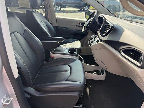 Used 2024 Chrysler Pacifica Touring-L FWD image 17