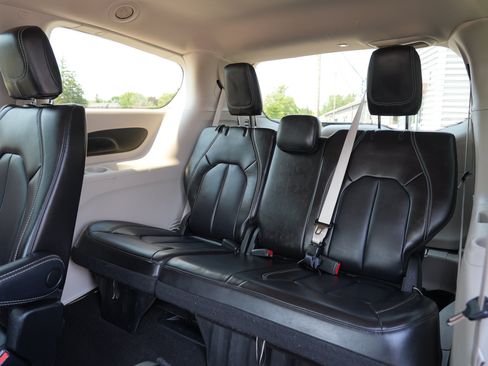 Used 2023 Chrysler Pacifica Touring-L FWD image 26