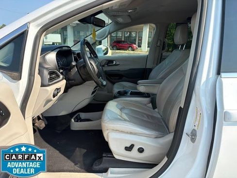 Used 2021 Chrysler Pacifica Touring-L FWD image 9