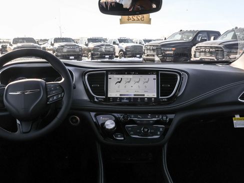 New 2026 Chrysler Pacifica Limited w/ Uconnect Theater Family Group image 18