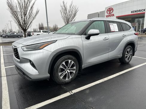 Used 2022 Toyota Highlander XLE image 3