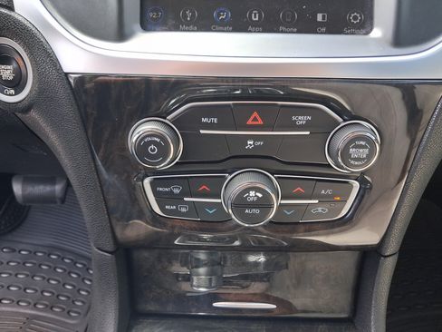 Used 2019 Chrysler 300 Limited RWD image 18