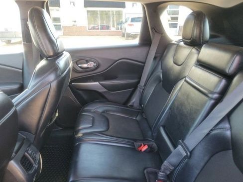 Used 2019 Jeep Cherokee Latitude Plus w/ Cold Weather Group AWD/4WD image 18