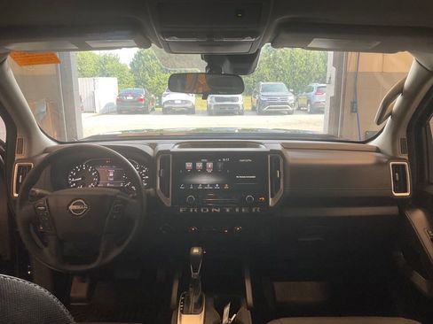 Used 2025 Nissan Frontier SV image 25