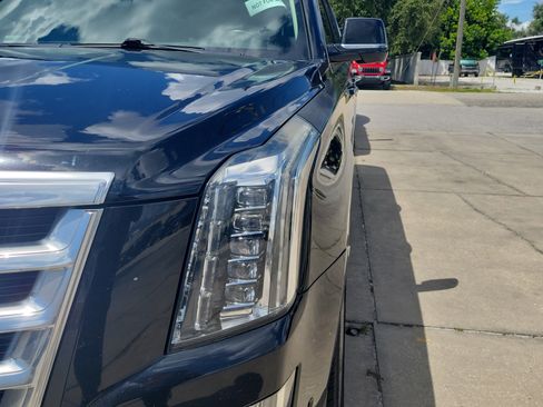 Used 2017 Cadillac Escalade ESV Premium Luxury RWD image 5