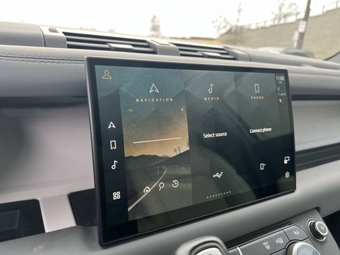 Used 2025 Land Rover Defender 110 S image 26