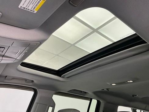 Used 2019 Chevrolet Suburban LT image 5