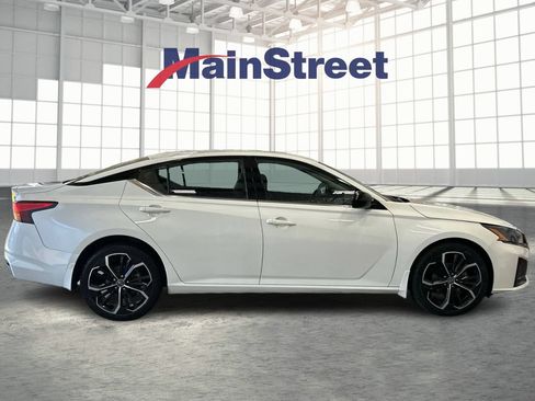 Used 2023 Nissan Altima 2.5 SR w/ SR Premium Package AWD/4WD image 6