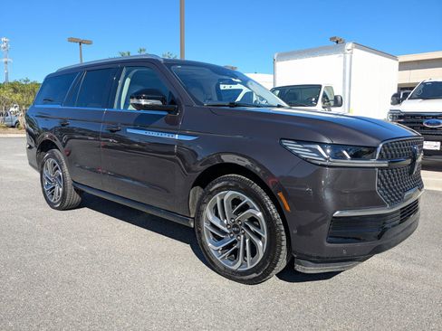 Certified 2025 Lincoln Navigator Reserve image 3