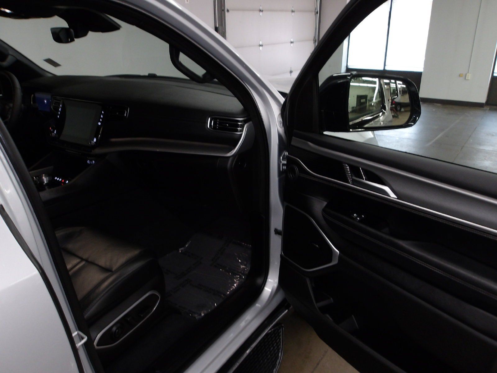 Used 2025 Jeep Wagoneer 4WD image 15