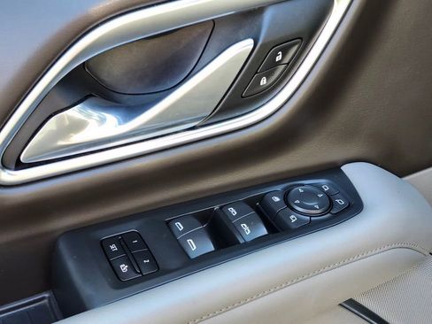 Used 2021 Chevrolet Suburban Z71 w/ Z71 Off-Road Package image 16