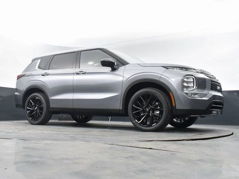 Used 2023 Mitsubishi Outlander SE image 30