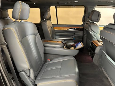 Used 2022 Jeep Grand Wagoneer Series II w/ Premium Group II AWD/4WD image 21