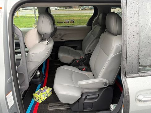 Used 2023 Toyota Sienna XLE FWD image 19