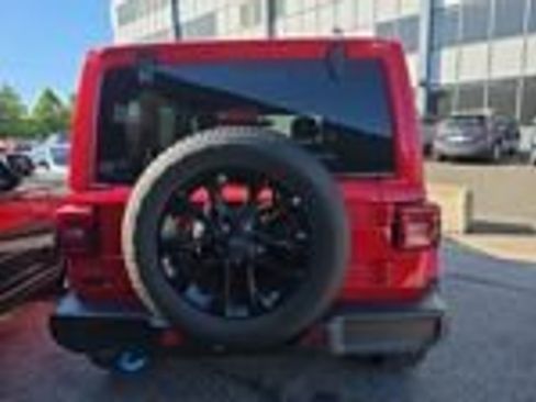 Used 2022 Jeep Wrangler Unlimited Sahara w/ Cold Weather Group AWD/4WD image 10