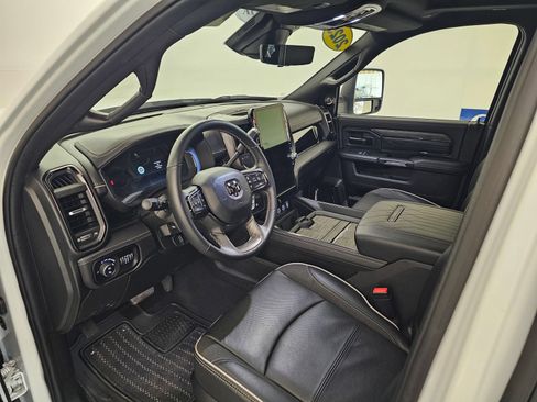 Used 2025 RAM 3500 Limited AWD/4WD image 3