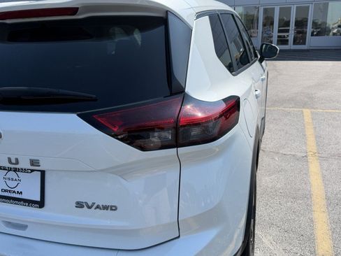 Used 2024 Nissan Rogue SV AWD/4WD image 12
