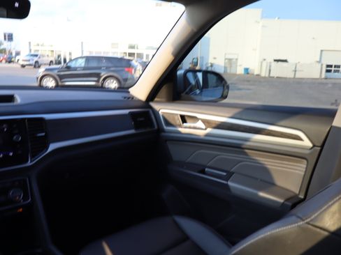Used 2023 Volkswagen Atlas SE w/ Panoramic Sunroof Package AWD/4WD image 11