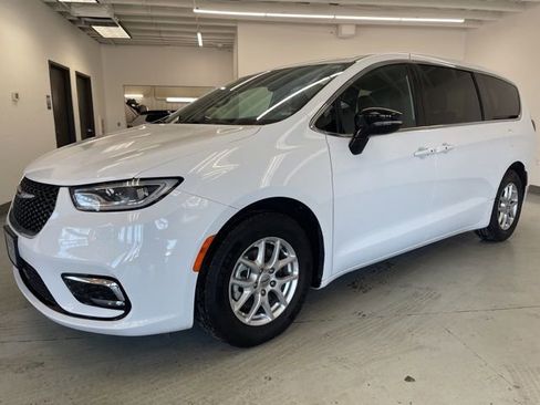 Used 2025 Chrysler Pacifica Select image 4