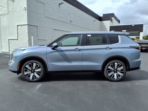 New 2025 Mitsubishi Outlander SE image 2