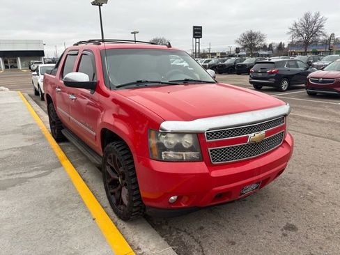 Used 2011 Chevrolet Avalanche LTZ image 3