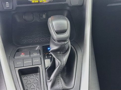 Used 2019 Toyota RAV4 LE FWD image 23