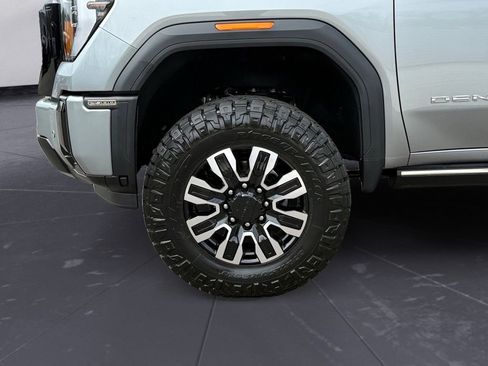 Used 2025 GMC Sierra 2500 Denali Ultimate image 9