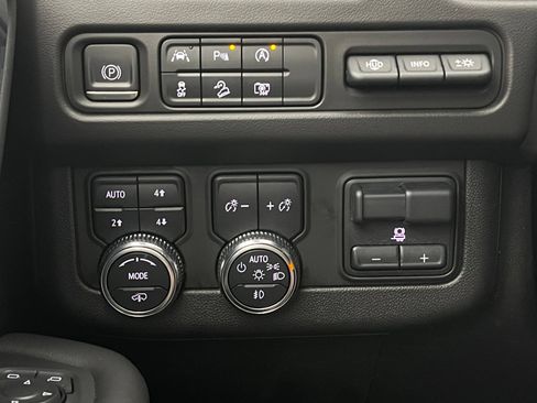 Used 2023 GMC Yukon XL AT4 w/ AT4 Premium Plus Package AWD/4WD image 25