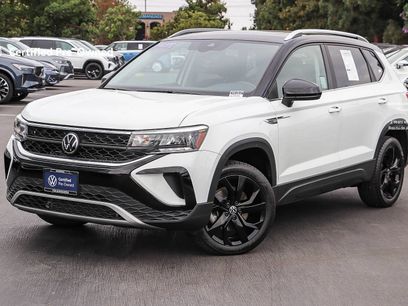 Used 2023 Volkswagen Taos SE w/ Panoramic Sunroof Package