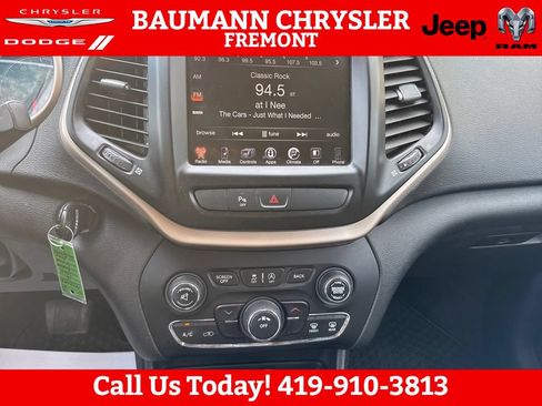 Used 2016 Jeep Cherokee Latitude w/ Safety/Convenience Group AWD/4WD image 21