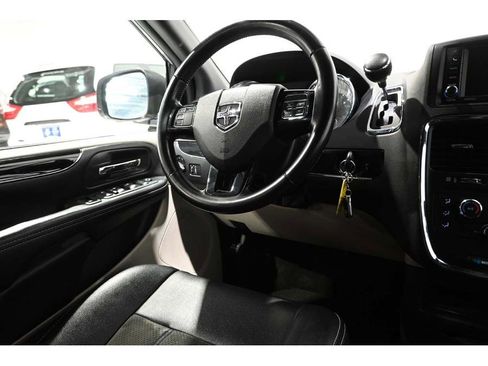 Used 2019 Dodge Grand Caravan SXT image 23