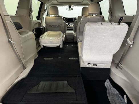 Used 2020 Chrysler Pacifica Limited FWD image 35