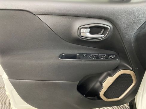 Used 2016 Jeep Renegade Latitude image 12