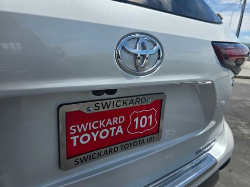 New 2026 Toyota Highlander Platinum AWD/4WD image 16