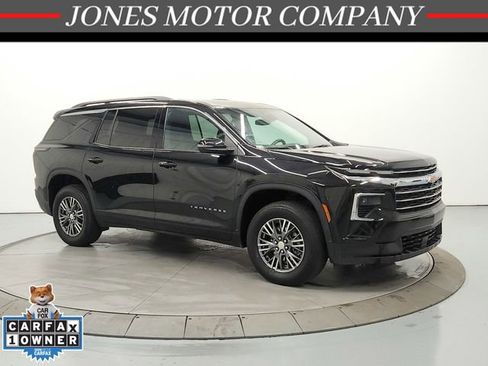 Used 2025 Chevrolet Traverse LT image 1