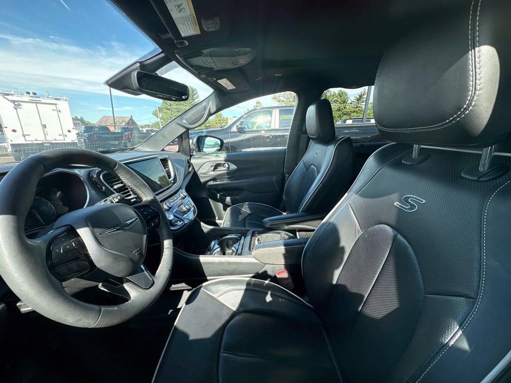 Used 2025 Chrysler Pacifica Limited FWD image 5
