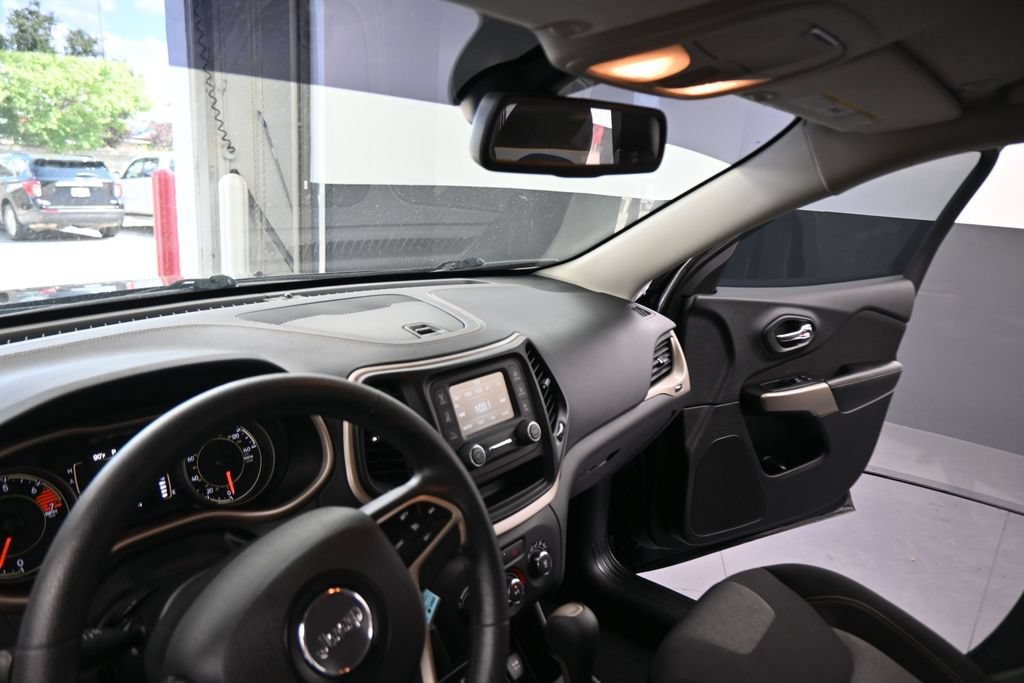 Used 2018 Jeep Cherokee Latitude AWD/4WD image 39