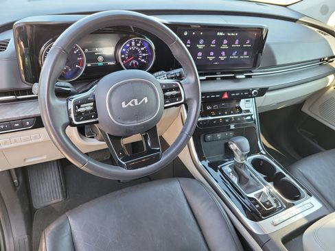 Used 2024 Kia Carnival EX image 2