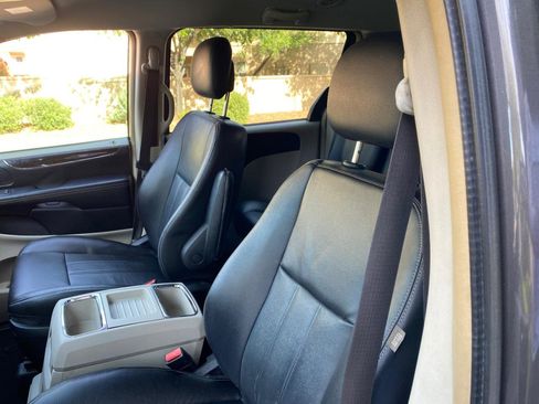 Used 2016 Chrysler Town & Country Touring image 31