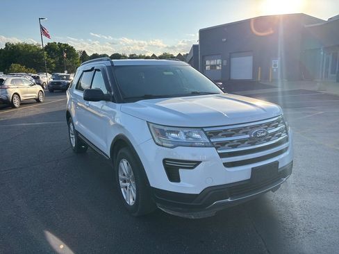 Used 2018 Ford Explorer XLT AWD/4WD image 3