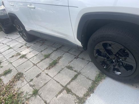 Used 2019 Toyota RAV4 LE FWD image 4