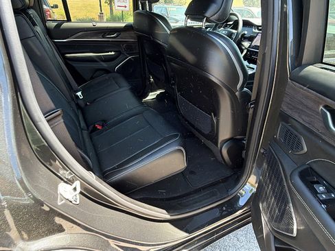 Used 2025 Jeep Grand Cherokee Overland w/ Luxury Tech Group IV AWD/4WD image 22