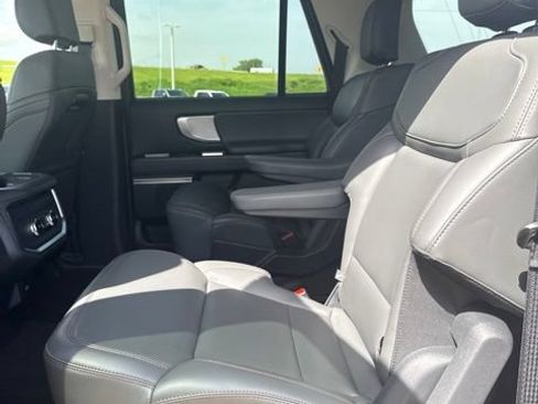 Used 2025 Ford Expedition Max Active RWD image 11