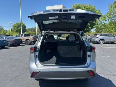 Used 2022 Toyota Highlander Limited FWD image 9