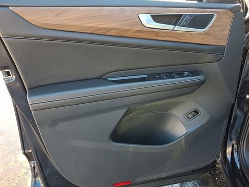 Used 2025 Volkswagen Atlas SE image 16