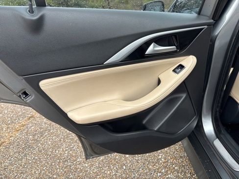 Used 2017 INFINITI QX30 Premium w/ Navigation Package image 11