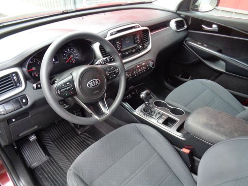 Used 2018 Kia Sorento FWD V6 image 2