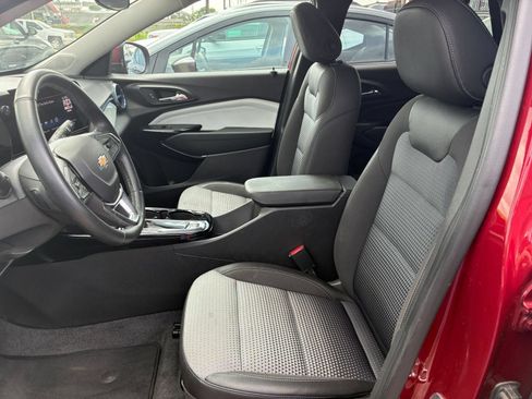 Used 2025 Chevrolet Trax LT w/ LT Convenience Package FWD image 25