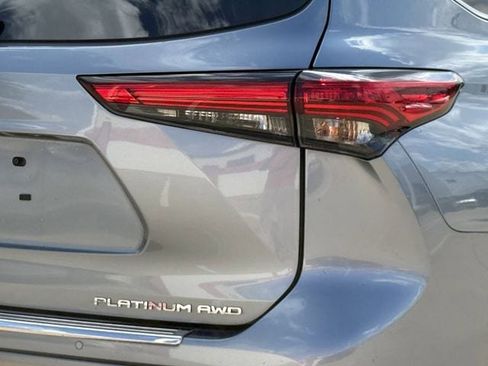 Used 2023 Toyota Highlander Platinum image 7