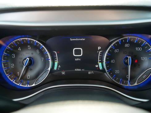 Used 2025 Chrysler Pacifica Limited FWD image 21